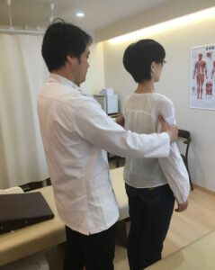 立った状態で身体を確認・調整する様子