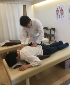 うつ伏せで施術を受ける様子