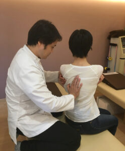 座った状態で身体の動きを確認する様子