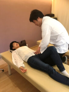 ゆたか整骨院での仰向けの施術風景